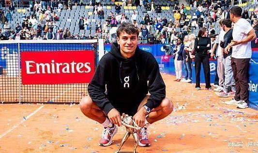 半岛体育官方入口-盘点首轮男单出局球员，名将众多，爆冷不如去年！