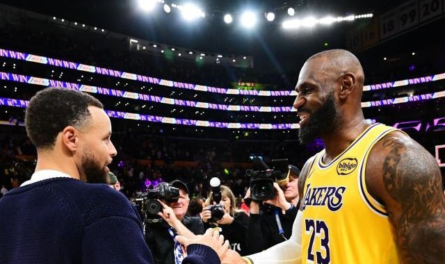 体育平台-詹皇丢评奖资格引争议！约基奇库里冲奖也拉响警报