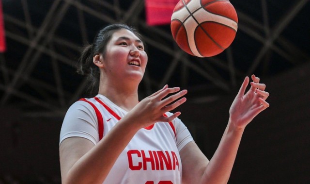FIBA官方：张子宇入围世预赛值得关注新星榜 超2米2身高太独特|女篮|中国女篮|中锋|女篮世界杯预选赛|世界杯预选赛_新浪体育_新浪新闻